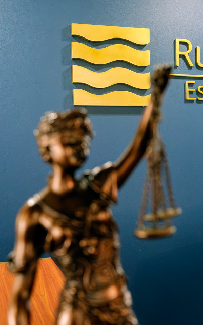 Equipo de abogados especialistas trabajando en casos legales